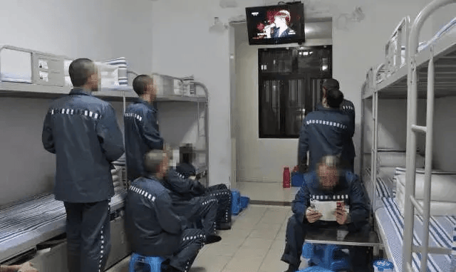 刑满释放当天再被抓！男子出狱门连收二次罚单插图1